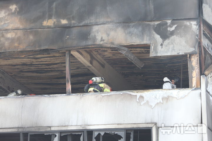 [대전=뉴시스] 최영민=20일 대전 대덕구 문평동 안전공업에서 발생한 화재 후 21일 오전 11시께 소방, 경찰, 국과수 관계자들이 함께 합동감식을 준비하고 있다. 2026.03.21 ymchoi@newsis.com