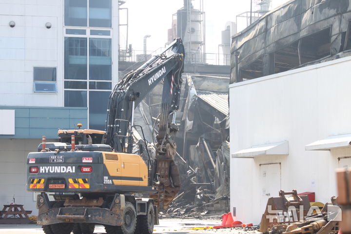 [대전=뉴시스] 최영민 기자=20일 대전 대덕구 문평동 안전공업에서 발생한 화재 이튿날인 21일 오전 11시께 화재로 인해 발생한 현장 잔해 정리도 시작됐다. 2026.03.21 ymchoi@newsis.com