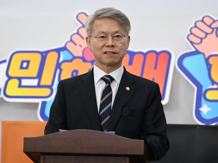 [광주=뉴시스] 이현행 기자 = 민형배 전남광주통합특별시장 후보가 21일 오전 광주 서구 마륵동 전남광주통합특별시장 경선후보자 경선준비사무소에서 '예비경선 결과 관련 허위 정보 무차별 유포'에 대한 입장을 밝히고 있다. 2026.03.21. lhh@newsis.com *재판매 및 DB 금지