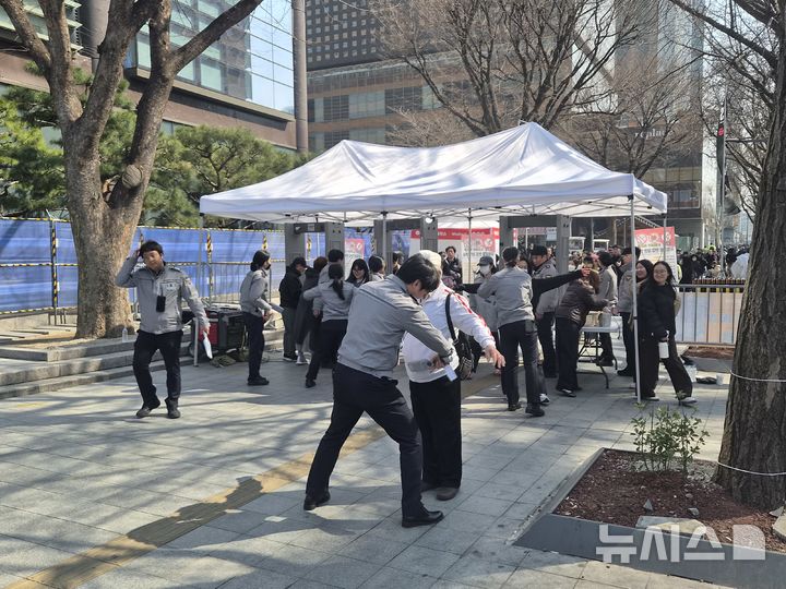 [서울=뉴시스]조수원 기자=21일 서울 종로구 광화문광장 인근에서 방탄소년단(BTS) 공연을 앞두고 설치된 검색대에서 경찰이 관람객을 대상으로 신체 및 소지품 검사를 실시하고 있다. 현장에는 천막 형태의 임시 게이트가 설치돼 금속탐지기와 함께 출입 통제가 이뤄지고 있다. 2026.03.21.tide1@newsis.com
