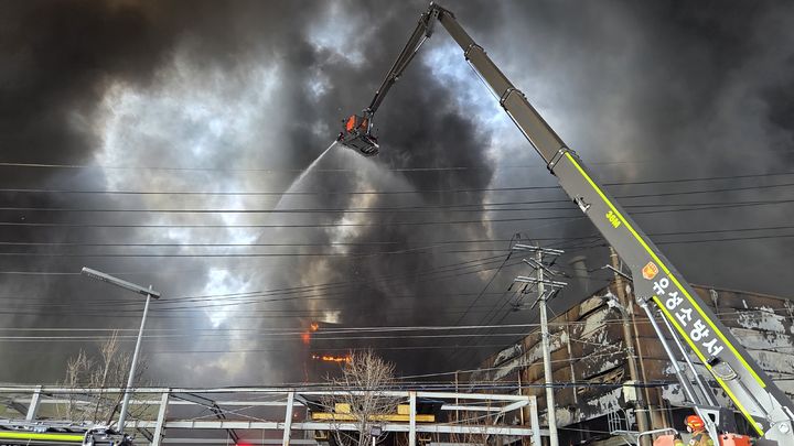 [대전=뉴시스]20일 대전 대덕산단 내 자동차부품공장에서 발생한 화재로 10명이 숨지고 4명이 실종되는 인명피해를 입었다. 이는 대전시 출범 이후 최대 규모의 참사로 기록됐다. 2026. 03. 21 photo@newsis.com *재판매 및 DB 금지