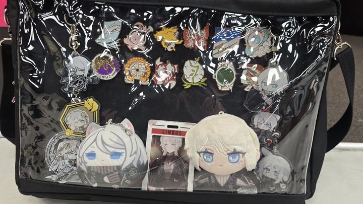 [서울=뉴시스] 최근 중국의 젊은 세대 사이에서 아이돌이나 캐릭터 키링·배지 등을 가방에 여러 개 매달고 다니는 '이타백(ita bag)' 패션이 다시 유행을 타고 있다. (사진=X 캡처)  *재판매 및 DB 금지