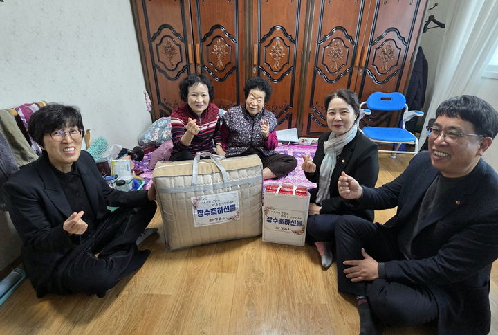 [정읍=뉴시스] 정읍시 관계자들이 관내 100세 어르신 가정을 방문해 100만원 상당의 선물을 전달한 뒤 사진을 찍고 있다. *재판매 및 DB 금지