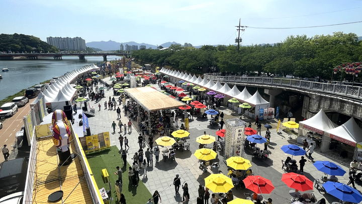 [남원=뉴시스] 지난해 춘향제 중 월궁광장 일원에 설치·운영된 농특산물 축제 판매부스. *재판매 및 DB 금지