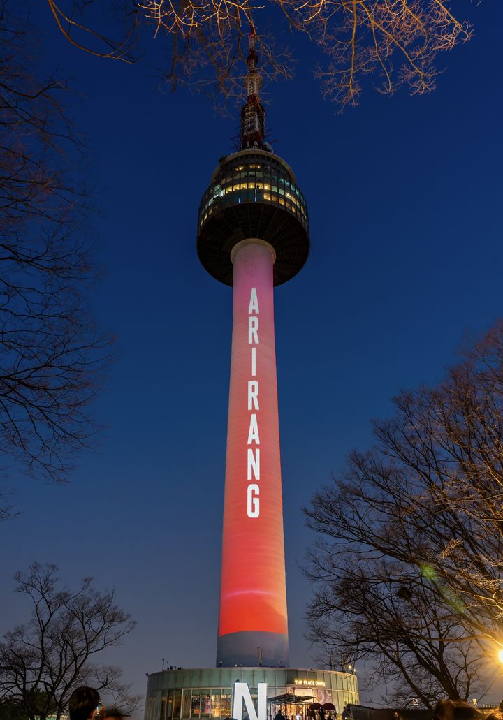 [서울=뉴시스] 방탄소년단 '더 시티' 남산 타워 미디어 파사드. (사진 = 빅히트 뮤직 제공) 2026.03.21. photo@newsis.com *재판매 및 DB 금지