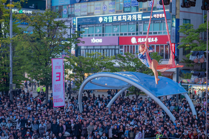 [안산=뉴시스] '제22회 안산국제거리극축제' 개막 공연으로 선정된 동춘서커스의 '버라이어티 서커스쇼'.(사진=안산문화재단 제공) 2026.03.21. photo@newsis.com *재판매 및 DB 금지