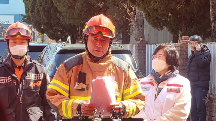 [대전=뉴시스] 최영민 기자=남득우 대전 대덕소방서장이 21일 오후 대전 안전공업 화재 관련 브리핑을 하고 있다. 2026.03.21 ymchoi@newsis.com *재판매 및 DB 금지