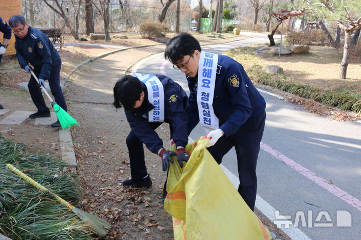[안양=뉴시스] 안양교도소 직원들이 청사 주변과 연못, 화단 등에 방치된 낙엽과 덩굴을 수거하는 등 봄맞이 환경 정화 활동을 펼치고 있다. (사진=안양교도소 제공).*재판매 및 DB 금지