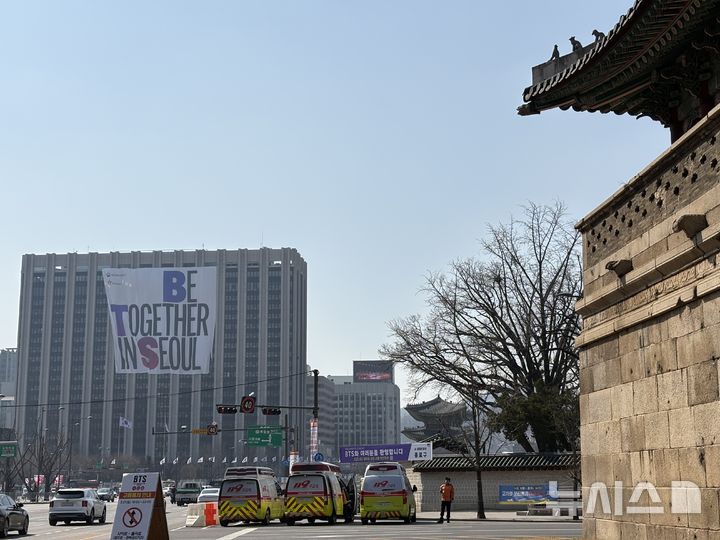 [서울=뉴시스] 한이재 기자 = 방탄소년단 복귀 공연이 열리는 21일 정부서울청사 본관과 경복궁동십자각이 보이고 있다. 2026.03.21. nowone@newsis.com