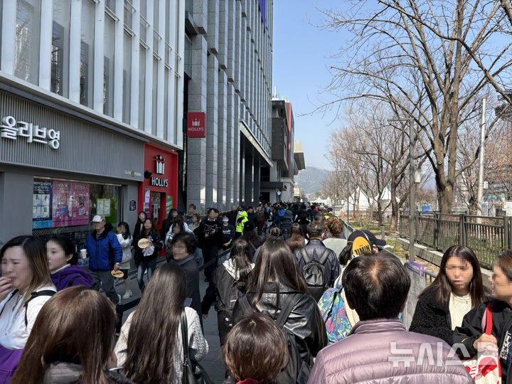 [서울=뉴시스] 한이재 기자 = 21일 방탄소년단 복귀 공연이 열리는 광화문광장 인근에 전면 통제가 이뤄지며 좁아진 보행로에 사람이 가득한 모습이다. 2026.03.21. nowone@newsis.com
