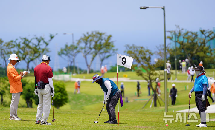 [제주=뉴시스] 2025년 제주도 제주시 회천동 파크골프장에서 파크골프 대회가 열렸다. (사진=제주도체육회 제공) 2026.03.21. photo@newsis.com