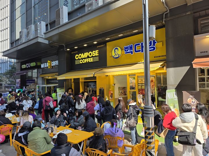 [서울=뉴시스] 김상윤 기자 = 21일 오후 컴포즈커피 종로르메이에르점에 주문을 기다리는 고객들이 줄지어 서있다. 2026.03.21. kimsy@newsis.com. *재판매 및 DB 금지 *재판매 및 DB 금지