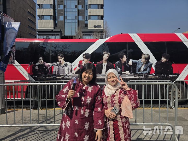 [서울=뉴시스] 조기용 기자 = 필리핀에서 어제 한국에 온 이자(44)와 키이라(30)씨가 방탄소년단(BTS) 광화문 컴백 공연을 앞두고 21일 오전 서울 용산구 하이브 사옥을 찾았다. 2026.03.21. excuseme@newsis.com