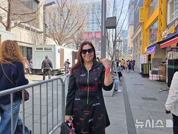 [서울=뉴시스] 조기용 기자 = 필리핀에서 온 캐서린씨가 21일 서울 종로구 세종문화회관에서 방탄소년단(BTS) 멤버의 이름이 담긴 커스텀 의상을 보여주고 있다. 2026.03.21. excuseme@newsis.com