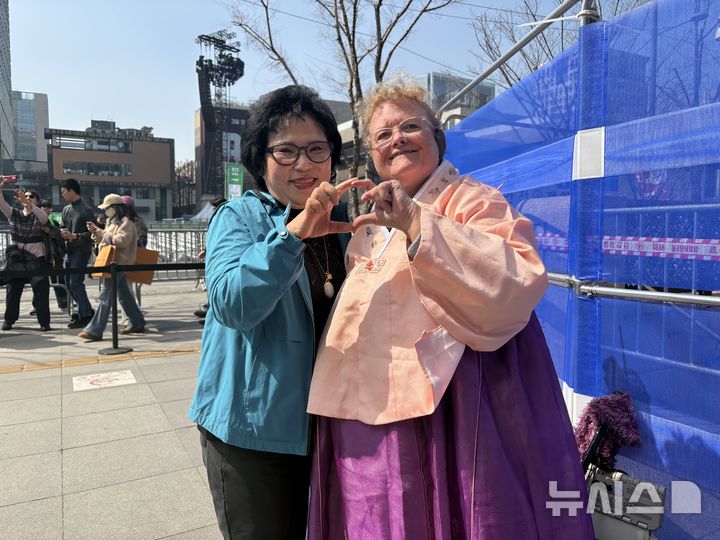 [서울=뉴시스] 신유림 기자 = 21일 서울 종로구 세종문화회관에서 미국에서 온 캐롤씨가 직접 만든 한복을 보여주고 있다. 2026.03.21. spicy@newsis.com