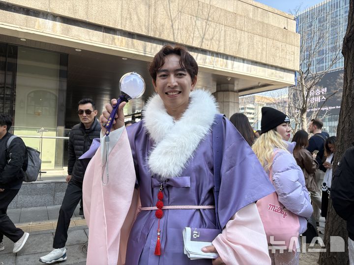 [서울=뉴시스] 신유림 기자 = 21일 서울 종로구 세종문화회관에서 미얀마에서 온 아웅 표 헤인씨가 한복을 입고 아미밤을 보여주고 있다. 2026.03.21. spicy@newsis.com