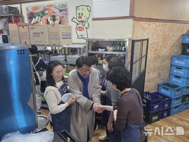 [전주=뉴시스]윤난슬 기자 = 우범기 전주시장 예비후보는 20일 평화동에서 무료 배식 봉사활동에 참여하고, 전주시 상인연합회와 간담회를 갖는 등 현장 중심 일정을 소화했다. (사진=우범기 전주시장 예비후보 선거사무실 제공) photo@newsis.com