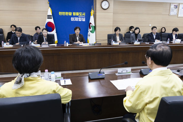 [서울=뉴시스] 정은경 보건복지부 장관이 21일 오후 전북 임실군에서 일가족 사망 사건 관련 회의를 하는 모습 (사진=보건복지부 제공) 2026.03.21. photo@newsis.com *재판매 및 DB 금지