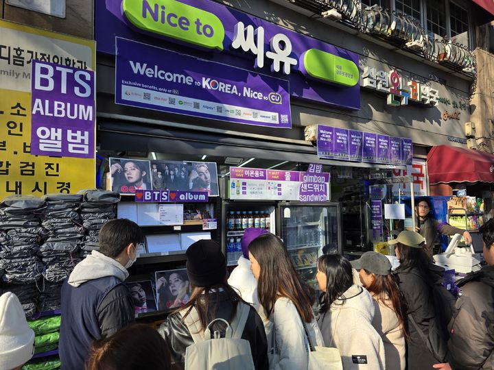 [서울=뉴시스] 김상윤 기자 = 21일 오후 광화문 인근 CU에서 고객들이 BTS 앨범과 음료를 살펴보고 있다. . 2026.03.21. kimsy@newsis.com.  *재판매 및 DB 금지 *재판매 및 DB 금지