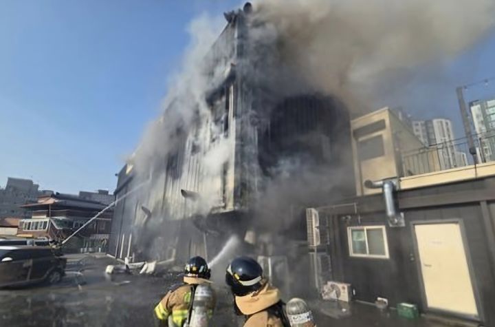 [수원=뉴시스] 화재 현장. (사진=경기도소방재난본부 제공) 2026.03.21. photo@newsis.com *재판매 및 DB 금지