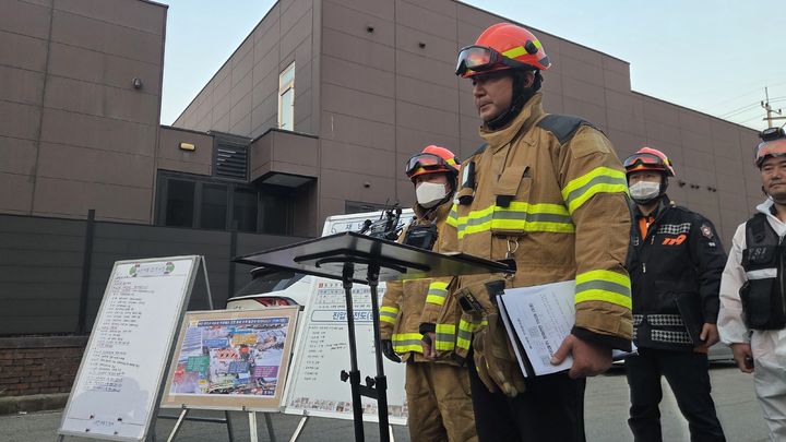 [대전=뉴시스] 송승화 기자 = 21일 오후 6시30분, 대전 문평동 안전공업 화재 현장에서 남득우 대덕소방서장이 상황을 설명하고 있다. 2026.03.21. ssong1007@newsis.com *재판매 및 DB 금지