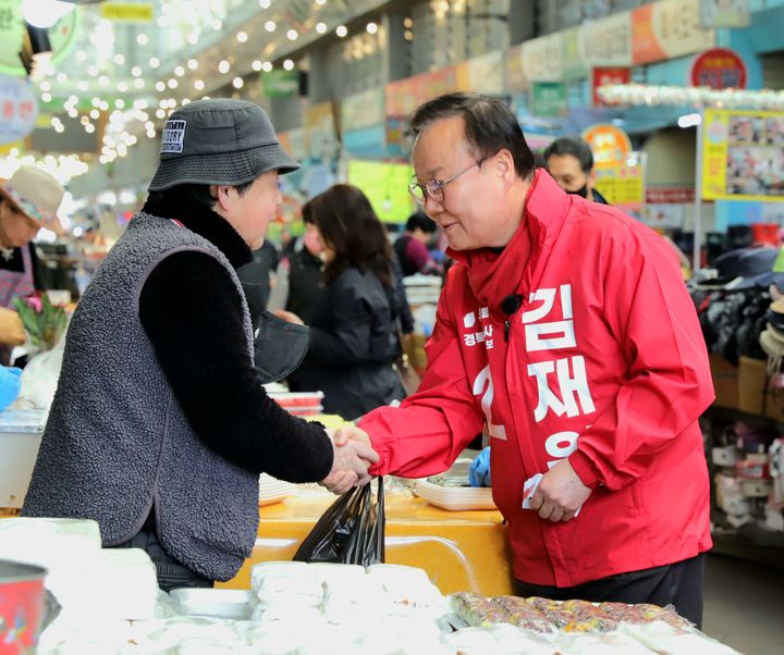 [구미=뉴시스] 구미 새마을중앙시장을 찾아 시민과 인사하는 김재원 예비후보. (사진=김재원 캠프 제공) 2026.03.21 photo@newsis.com *재판매 및 DB 금지