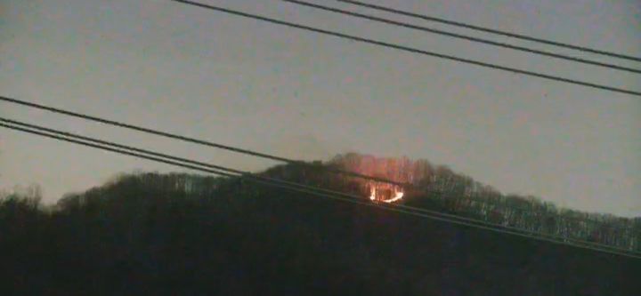 [아산=뉴시스] 21일 오후 8시4분께 충남 아산시 염치읍 송곡리 일원에서 산불이 나 산 정상 부근에서 불길이 번지고 있다. (사진=산림청 제공) 2026.03.21. photo@newsis.com *재판매 및 DB 금지