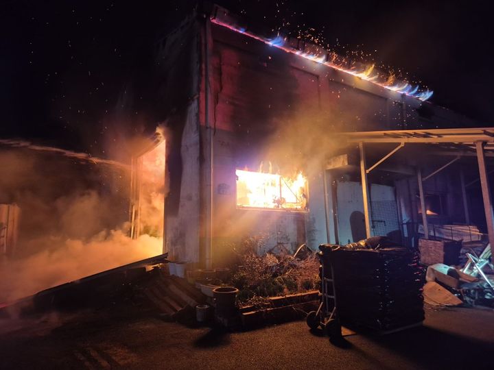 [당진=뉴시스] 21일 오후 8시29분께 충남 당진시 정미면 자동개폐밸브 생산공장에서 불이 나 불꽃과 연기가 발생하고 있다. (사진=당진소장서 제공) 2026.03.21. photo@newsis.com *재판매 및 DB 금지