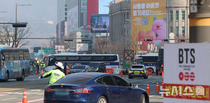 [서울=뉴시스] 권창회 기자 = 방탄소년단(BTS) 컴백 공연 당일인 21일 서울 종로구 세종대로 일대가 통제되고 있다. 2026.03.21. kch0523@newsis.com
