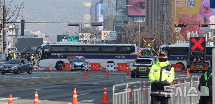 [서울=뉴시스] 권창회 기자 = 방탄소년단(BTS) 컴백 공연 당일인 21일 서울 종로구 세종대로 일대가 통제되고 있다. 2026.03.21. kch0523@newsis.com