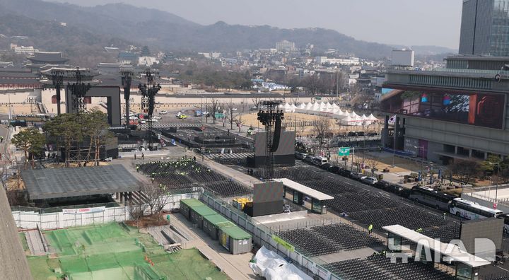 [서울=뉴시스] 청사사진기자단 = 21일 방탄소년단(BTS)의 컴백 공연이 열리는 서울 종로구 광화문 광장 주변 도로가 통제되고 있다. 이번 공연으로 세종대로 광화문에서 시청 구간은 어제 밤 9시부터 22일 새벽 6시까지 차량 통행이 제한된다. 2026.03.21. photo@newsis.com