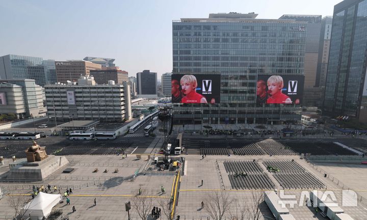 [서울=뉴시스] 청사사진기자단 = 21일 방탄소년단(BTS)의 컴백 공연이 열리는 서울 종로구 광화문 광장 주변 도로가 통제되고 있다. 이번 공연으로 세종대로 광화문에서 시청 구간은 어제 밤 9시부터 22일 새벽 6시까지 차량 통행이 제한된다. 2026.03.21. photo@newsis.com