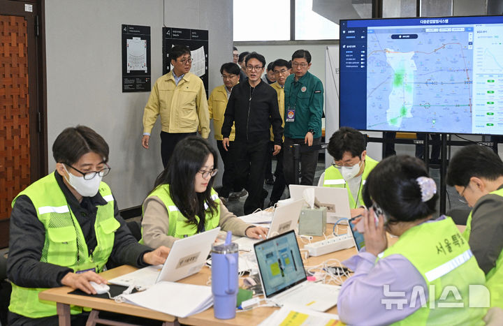 [서울=뉴시스] 청사사진기자단 = 김민석 국무총리가 21일 서울 종로구 세종문화회관에 마련된 BTS 컴백 공연 통합현장본부를 둘러보고 있다. 2026.03.21. photo@newsis.com