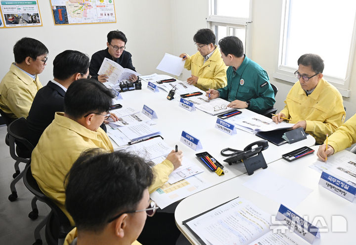 [서울=뉴시스] 청사사진기자단 = 김민석 국무총리가 21일 서울 종로구 세종문화회관에 마련된 BTS 컴백 공연 통합현장본부에서 안전관리 대책 등 현황을 점검하고 있다. 2026.03.21. photo@newsis.com