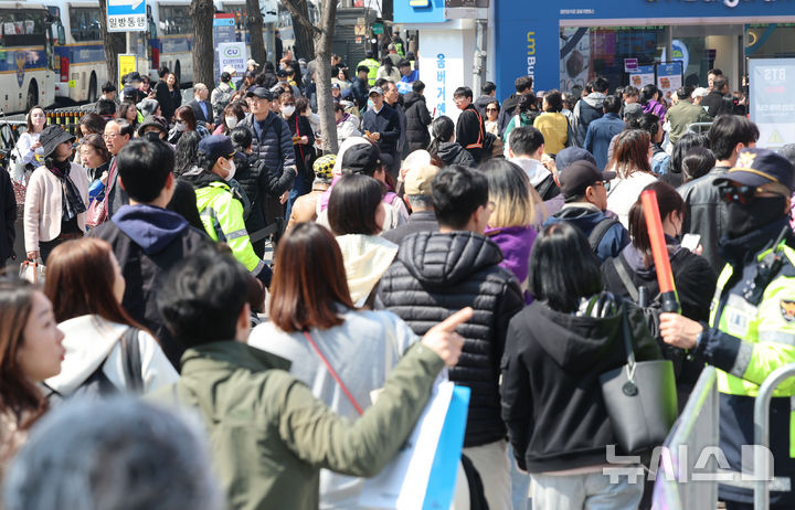 [서울=뉴시스] 권창회 기자 = 방탄소년단(BTS) 컴백 공연 당일인 21일 서울 종로구 광화문광장이 BTS 팬들로 붐비고 있다. 2026.03.21. kch0523@newsis.com