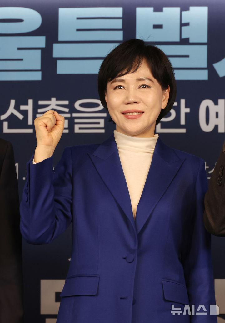 [서울=뉴시스] 김금보 기자 = 전현희 더불어민주당 서울특별시장 예비경선 후보가 21일 오후 서울 여의도 더불어민주당 중앙당사 당원존에서 열린 예비경선 합동연설회에서 기념촬영을 하고 있다. 2026.03.21. kgb@newsis.com