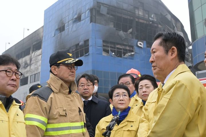 [서울=뉴시스] 김금보 기자 = 정청래 더불어민주당 대표가 21일 오전 대전 대덕구 공장 화재 현장을 방문하고 있다. (사진=더불어민주당 제공) 2026.03.21. photo@newsis.com *재판매 및 DB 금지