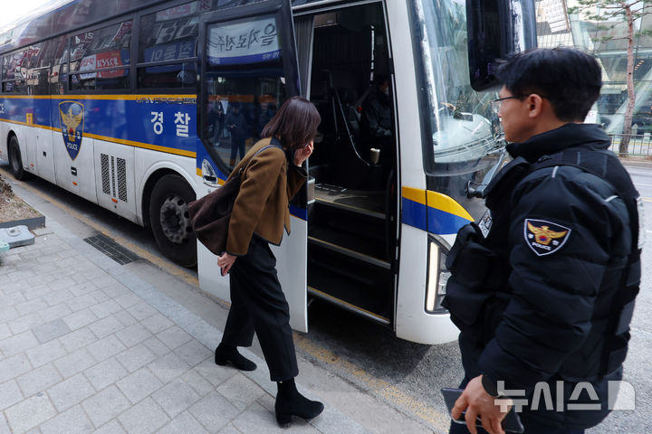 [서울=뉴시스] 조성우 기자 = 그룹 방탄소년단(BTS) 컴백 공연이 열리는 21일 오후 서울 중구 을지로3가역 인근에서 공연장 주변 결혼식 하객이 경찰 기동대 버스를 이용해 이동하고 있다. 서울경찰청은 이날 오후 3시부터 4시까지 을지로3가역~한국프레스센터 구간에 기동대 버스를 투입해 하객 이동을 지원한다고 밝혔다. 2026.03.21. xconfind@newsis.com