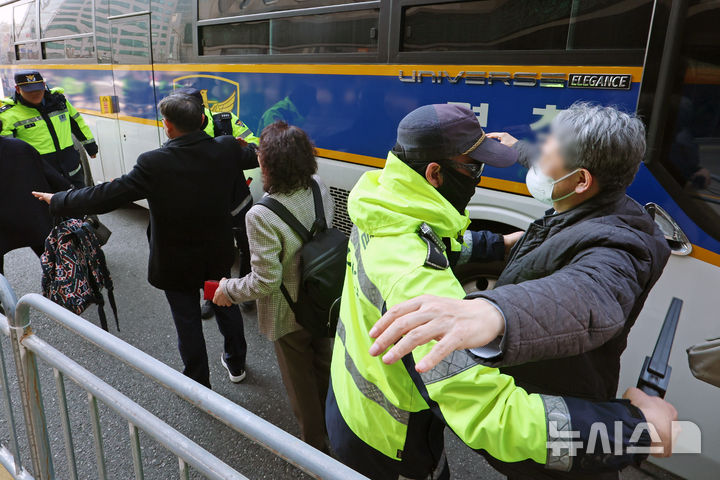 [서울=뉴시스] 조성우 기자 = 그룹 방탄소년단(BTS) 컴백 공연이 열리는 21일 오후 서울 중구 서울광장 인근에서 공연장 주변 결혼식 하객들이 경찰 기동대 버스에서 내려 핸드스캐너 검사를 받고 있다. 서울경찰청은 이날 오후 3시부터 4시까지 을지로3가역~한국프레스센터 구간에 기동대 버스를 투입해 하객 이동을 지원한다고 밝혔다. 2026.03.21. xconfind@newsis.com
