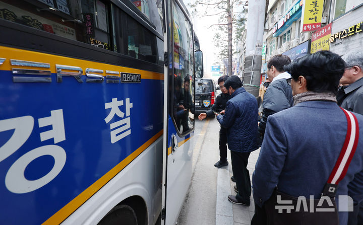 [서울=뉴시스] 조성우 기자 = 그룹 방탄소년단(BTS) 컴백 공연이 열리는 21일 오후 서울 중구 을지로3가역 인근에서 공연장 주변 결혼식 하객들이 경찰 기동대 버스를 이용해 이동하고 있다. 서울경찰청은 이날 오후 3시부터 4시까지 을지로3가역~한국프레스센터 구간에 기동대 버스를 투입해 하객 이동을 지원한다고 밝혔다. 2026.03.21. xconfind@newsis.com
