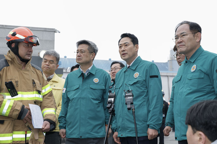 [서울=뉴시스] 김금보 기자 = 장동혁 국민의힘 대표가 21일 오전 대전 대덕구 공장 화재 현장을 방문하고 있다. (사진=국민의힘 제공) 2026.03.21. photo@newsis.com *재판매 및 DB 금지