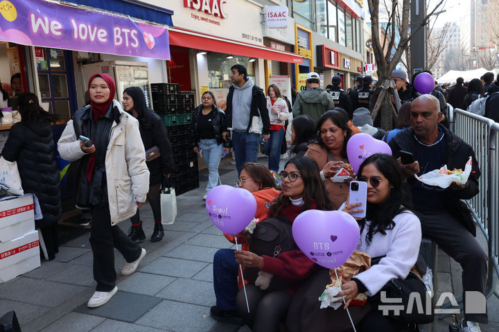 [서울=뉴시스] 권창회 기자 = 방탄소년단(BTS) 컴백 공연 당일인 21일 서울 종로구 광화문광장에서 외국팬들이 휴식을 취하며 대기하고 있다. 2026.03.21. kch0523@newsis.com
