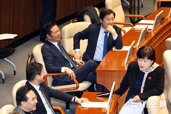 [서울=뉴시스] 김금보 기자 = 정청래 더불어민주당 대표가 21일 오후 서울 여의도 국회에서 열린 본회의에서 의원들과 대화를 하고 있다. 2026.03.21. kgb@newsis.com