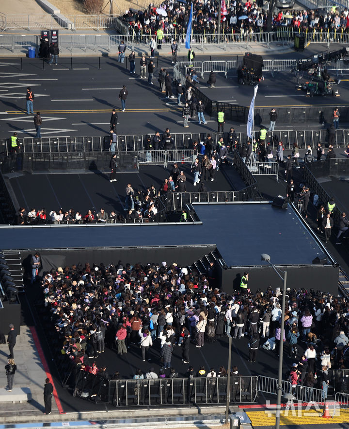 [서울=뉴시스] 김선웅 기자 = BTS 팬들이 21일 서울 종로구 광화문광장에서 열리는 BTS 컴백 공연을 관람하기 위해 관객석으로 입장하고 있다. 2026.03.21. photo@newsis.com