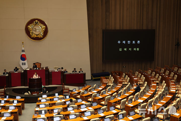 [서울=뉴시스] 김금보 기자 = 김예지 국민의힘 의원이 21일 오후 서울 여의도 국회에서 열린 본회의에서 '윤석열 정권 정치검찰 조작기소 의혹 사건 진상규명 국정조사계획서 승인의 건'에 대한 무제한토론을 하고 있다. 2026.03.21. kgb@newsis.com