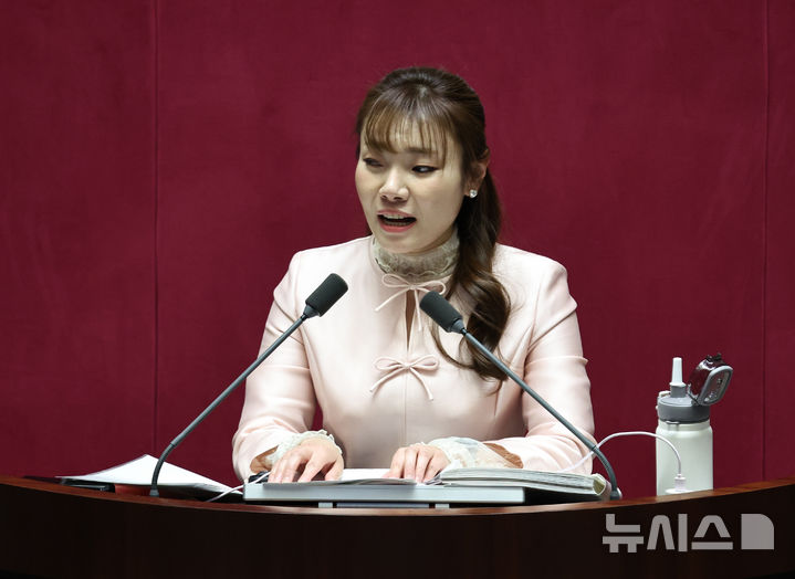 [서울=뉴시스] 김금보 기자 = 김예지 국민의힘 의원이 21일 오후 서울 여의도 국회에서 열린 본회의에서 '윤석열 정권 정치검찰 조작기소 의혹 사건 진상규명 국정조사계획서 승인의 건'에 대한 무제한토론을 하고 있다. 2026.03.21. kgb@newsis.com