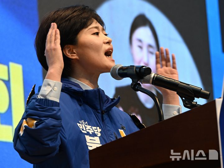 [광주=뉴시스] 이현행 기자 = 6·3지방선거 더불어민주당 광주 북구청장 경선에 나선 정다은 예비후보가 21일 오후 광주 김대중컨벤션센터에서 열린 민주당 광주시당 기초단체장 경선 후보자 합동연설회에서 연설을 하고 있다. 2026.03.21. lhh@newsis.com