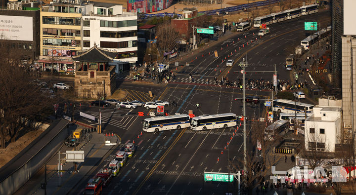 [서울=뉴시스] 김선웅 기자 = 21일 서울 종로구 광화문광장에서 열리는 BTS 컴백 공연을 앞두고 경복궁 앞 도로 통행이 통제되고 있다. 2026.03.21. photo@newsis.com