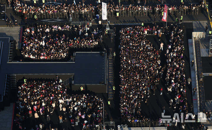 [서울=뉴시스] 김선웅 기자 = BTS 팬들이 21일 서울 종로구 광화문광장에서 열리는 BTS 컴백 공연을 관람하기 위해 관객석으로 입장하고 있다. 2026.03.21. photo@newsis.com