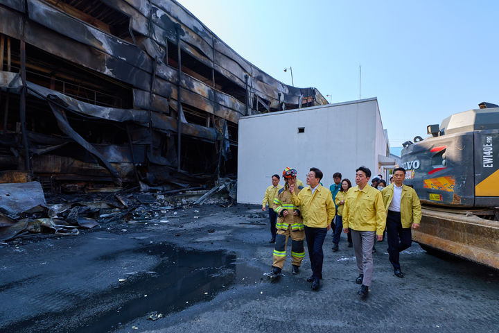 [서울=뉴시스] 이재명 대통령이 21일 대전 대덕구에서 발생한 안전공업 화재 현장을 찾아 피해 상황을 점검하고 있다. (사진=청와대 제공) 2026.03.21. photo@newsis.com *재판매 및 DB 금지